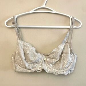 ✌️2/$10✌️ Scandal Paris Lace Underwire Bra - Silver 32D